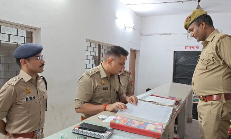 Pratapgarh news: Newly appointed Superintendent of Police Deepak Bhukar conducts surprise inspection at Kotwali Nagar police station