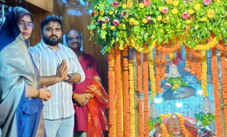 Sonbhadra news: A huge crowd of devotees gathered at the Jwalamukhi temple on Sharadiya Navratri.