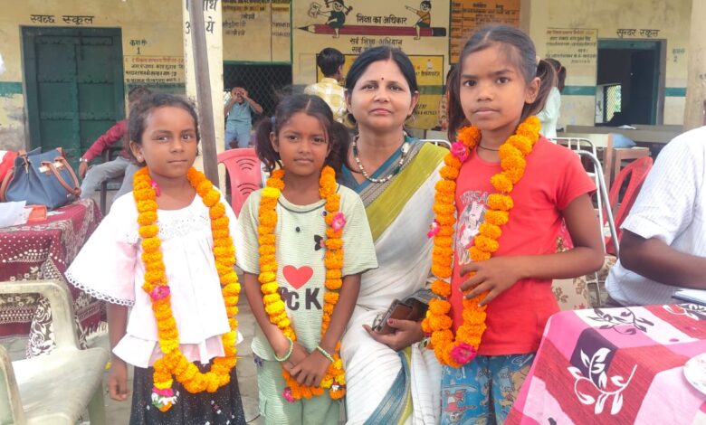 Pratapgarh news: Dr. Akanksha Dixit's initiative to distribute Taraul furniture in the primary school will be a milestone - Jeetlal