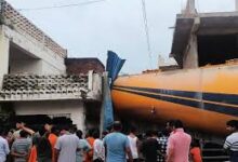 Kaushambhi news: Capsule truck entered the house, house damaged, driver seriously injured