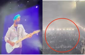 Arijit Singh London concert: Chaos erupted during Arijit Singh's London concert, power was suddenly cut off while he was singing 'Saiyara'