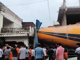 Kaushambhi news: Capsule truck entered the house, house damaged, driver seriously injured