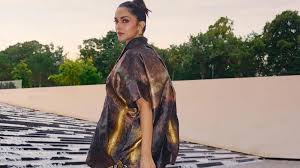 Deepika Padukone hot mom: Deepika Padukone shines at Paris Fashion Week, Ranveer Singh's reaction goes viral