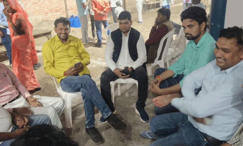 Pratapgarh news: Vinod Verma 'Monu Bhai', under the direction of MLA R.K. Verma, paid tribute in Prayagraj.