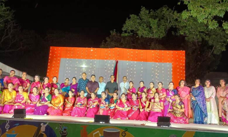Sonbhadra news: Crowds gathered at Hindalco Renusagar to watch Dandiya and Garba dance.