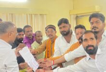 Sonbhadra news: 16 councilors of Anpara Nagar Panchayat protested against Zulekha Bano's obstruction of development work and pressure on the contractor.