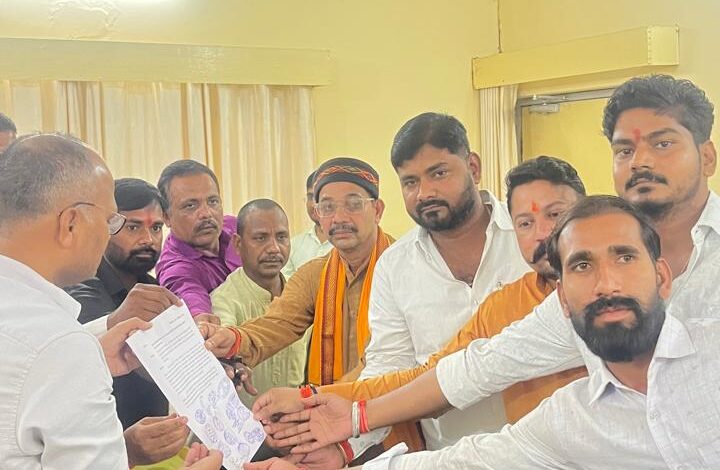 Sonbhadra news: 16 councilors of Anpara Nagar Panchayat protested against Zulekha Bano's obstruction of development work and pressure on the contractor.
