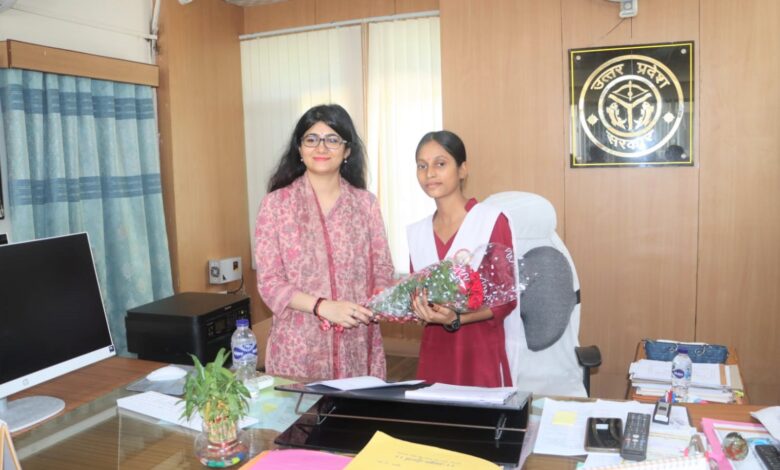 Pratapgarh news: Tripti Rawat sits on the CDO's chair, takes charge of Vikas Bhawan