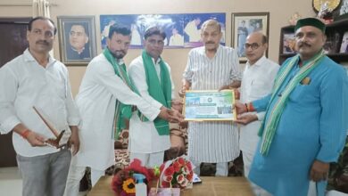 Pratapgarh news: An important meeting was held in Lucknow on the problems of farmers, Karun Pandey "Binnu Bhaiya" presented the farmer symbol 'plough' to Pramod Tiwari.