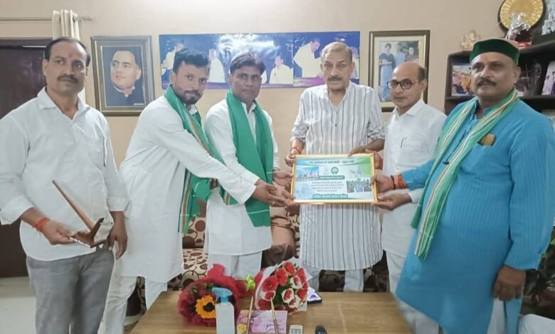 Pratapgarh news: An important meeting was held in Lucknow on the problems of farmers, Karun Pandey "Binnu Bhaiya" presented the farmer symbol 'plough' to Pramod Tiwari.