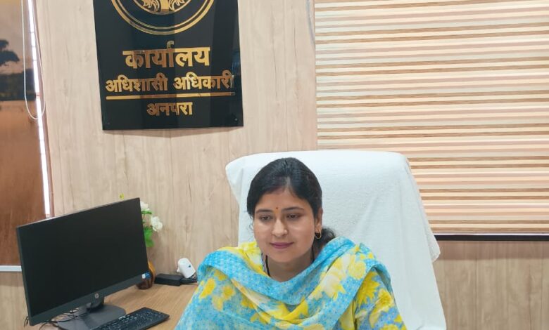 Sonbhadra news: EO Anpara Nagar Panchayat Aparna Mishra wrote to CGM Anpara for imposing self-tax on land/buildings.