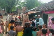 Pratapgarh news: Police station in-charge Baghrai Shravan Kumar went to the homes of the poor and celebrated Diwali with their children.