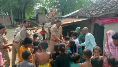 Pratapgarh news: Police station in-charge Baghrai Shravan Kumar went to the homes of the poor and celebrated Diwali with their children.