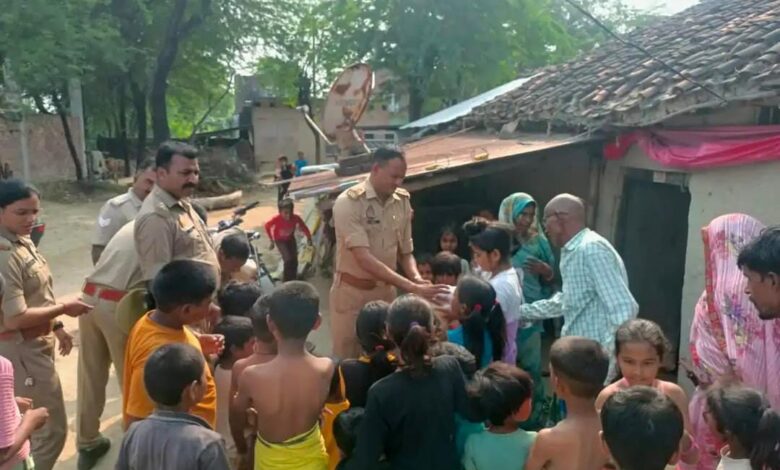 Pratapgarh news: Police station in-charge Baghrai Shravan Kumar went to the homes of the poor and celebrated Diwali with their children.