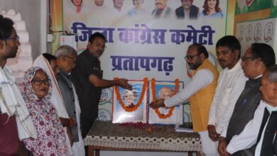 Pratapgarh news: Congress workers paid tribute to dignitaries at Indira Bhawan, organized a seminar