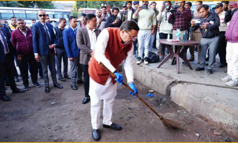 CM Dhami ISBT inspection, Dehradun ISBT news, Uttarakhand cleanliness drive, पुष्कर सिंह धामी निरीक्षण, ISBT Dehradun सफाई, Uttarakhand transport updates, MDDA निर्देश, Dehradun transport system, उत्तराखंड स्वच्छता अभियान, ISBT अव्यवस्था, CM surprise inspection, Uttarakhand tourism facilities, Dehradun infrastructure news, परिवहन विभाग देहरादून, Cleanliness Uttarakhand, ISBT देहरादून व्यवस्था, मुख्यमंत्री धामी खबर, Uttarakhand government updates