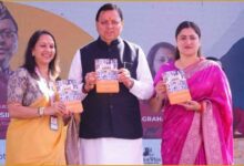 सीएम धामी, Leading Ladies of India, देहरादून लिटरेचर फेस्टिवल, Pushkar Singh Dhami, Uttarakhand News, महिला सशक्तीकरण उत्तराखंड, Dehradun Literature Festival, वेणु अग्राहारा ढींगरा, Book Launch Uttarakhand, दून इंटरनेशनल स्कूल, Uttarakhand Latest News, Women Empowerment India, उत्तराखंड सरकार योजनाएं, देहरादून न्यूज, धामी सरकार, Leading Ladies Book Launch, Uttarakhand CM Event, Mohini Road Dehradun, United Bharat News, Uttarakhand Development