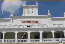 Lucknow Nagar Nigam action, Sitapur Road polythene raid, Lucknow polythene ban, Nagar Nigam team attack, Lucknow FIR news, Single-use plastic action Lucknow, Lucknow cleanliness drive, सीतापुर रोड पॉलीथीन कार्रवाई, लखनऊ नगर निगम अभियान, पॉलीथीन प्रतिबंध लखनऊ