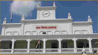 Lucknow Nagar Nigam action, Sitapur Road polythene raid, Lucknow polythene ban, Nagar Nigam team attack, Lucknow FIR news, Single-use plastic action Lucknow, Lucknow cleanliness drive, सीतापुर रोड पॉलीथीन कार्रवाई, लखनऊ नगर निगम अभियान, पॉलीथीन प्रतिबंध लखनऊ