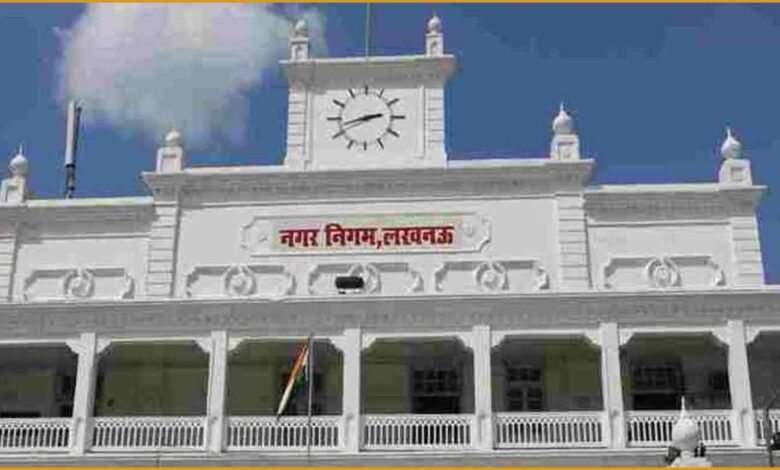 Lucknow Nagar Nigam action, Sitapur Road polythene raid, Lucknow polythene ban, Nagar Nigam team attack, Lucknow FIR news, Single-use plastic action Lucknow, Lucknow cleanliness drive, सीतापुर रोड पॉलीथीन कार्रवाई, लखनऊ नगर निगम अभियान, पॉलीथीन प्रतिबंध लखनऊ