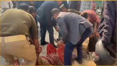 Lucknow News, लखनऊ मां बेटे जहर मामला, मथुरा भूमाफिया आरोप, Lucknow suicide attempt news, सल्फास खाकर आत्महत्या प्रयास, यूपी land mafia latest news, पर्यटन मंत्री आवास घटना, Lucknow breaking news today, CM आवास के पास आत्महत्या, मथुरा बरसाना पीड़ित परिवार