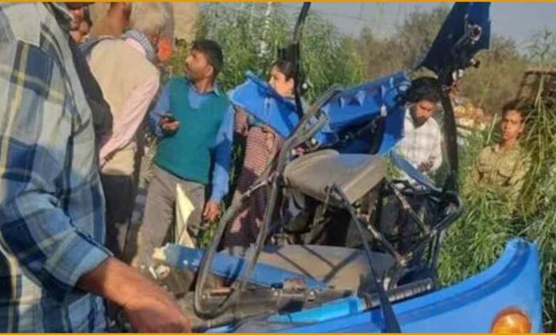 Road Accident, मुरादाबाद हादसा, दिल्ली-लखनऊ हाईवे दुर्घटना, रोडवेज बस एक्सीडेंट, शादी में जा रहा परिवार, छह लोगों की मौत, मुरादाबाद न्यूज, ऑटो हादसा, सड़क सुरक्षा, उत्तर प्रदेश सड़क दुर्घटना