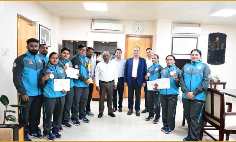 दक्षिण पूर्व मध्य रेलवे पावरलिफ्टिंग, अखिल भारतीय रेलवे पावरलिफ्टिंग चैंपियनशिप, SECR महिला पावरलिफ्टिंग टीम, देहरादून पावरलिफ्टिंग प्रतियोगिता, रेलवे स्पोर्ट्स चैंपियनशिप 2025, जे. रामलक्ष्मी स्वर्ण पदक, ममता राजक रजत, संतोषी मांझी कांस्य, रेलवे महाप्रबंधक तरुण प्रकाश, SECR स्पोर्ट्स न्यूज़