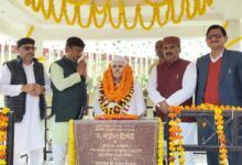 बद्रीधर द्विवेदी की प्रतिमा पर माल्यार्पण करते शिक्षक विधायक उमेश द्विवेदी व अन्य अतिथि