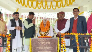 बद्रीधर द्विवेदी की प्रतिमा पर माल्यार्पण करते शिक्षक विधायक उमेश द्विवेदी व अन्य अतिथि