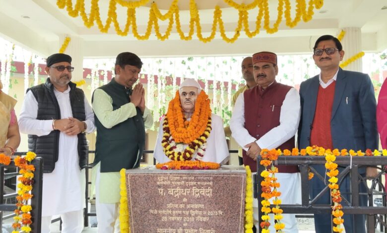 बद्रीधर द्विवेदी की प्रतिमा पर माल्यार्पण करते शिक्षक विधायक उमेश द्विवेदी व अन्य अतिथि