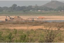 पूर्वी यूपी माफिया, कोडीन भैया गैंग, सोनभद्र अवैध खनन, यूपी खनन माफिया, पूर्वांचल गैंगवार, बालू खनन अवैध गतिविधियाँ, कोडीन रैकेट यूपी, सोनभद्र चंदौली मिर्जापुर खनन, यूपी पुलिस कार्रवाई, पूर्वांचल में वर्चस्व की लड़ाई, mining mafia in UP, illegal sand mining UP, Sonbhadra mining news, gang war eastern UP, illegal transportation routes UP