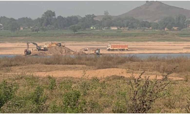 पूर्वी यूपी माफिया, कोडीन भैया गैंग, सोनभद्र अवैध खनन, यूपी खनन माफिया, पूर्वांचल गैंगवार, बालू खनन अवैध गतिविधियाँ, कोडीन रैकेट यूपी, सोनभद्र चंदौली मिर्जापुर खनन, यूपी पुलिस कार्रवाई, पूर्वांचल में वर्चस्व की लड़ाई, mining mafia in UP, illegal sand mining UP, Sonbhadra mining news, gang war eastern UP, illegal transportation routes UP