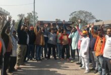 Sonbhadra News: Cement company using waste, stench disturbs residents, market closed in protest