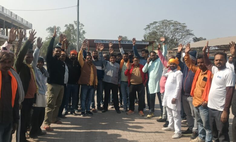 Sonbhadra News: Cement company using waste, stench disturbs residents, market closed in protest