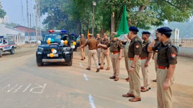 Pratapgarh news: SP Deepak Bhukar flagged off 12 new Dial-112 vehicles, strengthening the police's quick response capabilities.