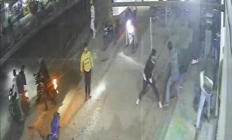 Sonbhadra news: Unruly youth beat up shopkeeper and broke his teeth after he asked for money for snacks.