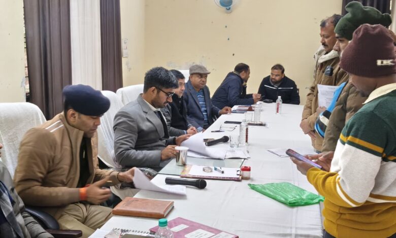 Mau news: Complainants thronged the Sampoorna Samadhan Diwas, only 3 out of 50 cases resolved.