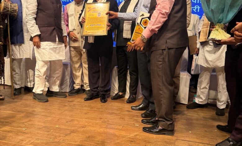 Pratapgarh news: Brahmin Ekta Manch honored Sanjay Mishra with 'Brahmin Gaurav Samman'