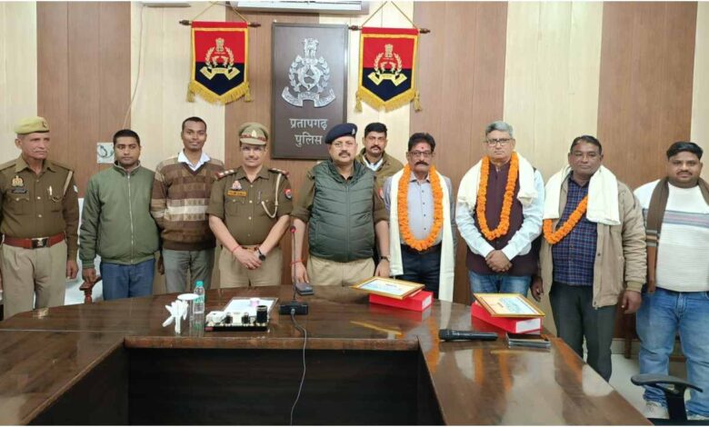 Pratapgarh Police News, पुलिस सेवानिवृत्ति समारोह, Deepak Bhuker SP Pratapgarh, Police Retirement Farewell, Cyber Fraud Alert Police, Pratapgarh Latest News, Retired Police Pension Scam Alert