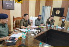 प्रतापगढ़ पुलिस, एसपी दीपक भूकर, अपराध गोष्ठी प्रतापगढ़, प्रतापगढ़ पुलिस समाचार, उत्तर प्रदेश पुलिस, क्राइम मीटिंग प्रतापगढ़, पुलिस लाइन सई कॉम्प्लेक्स, एनडीपीएस गैंगेस्टर कार्रवाई, वांछित अपराधी गिरफ्तारी, यूनाइटेड भारत न्यूज़