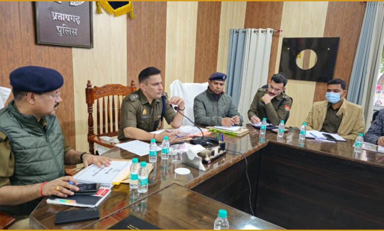 प्रतापगढ़ पुलिस, एसपी दीपक भूकर, अपराध गोष्ठी प्रतापगढ़, प्रतापगढ़ पुलिस समाचार, उत्तर प्रदेश पुलिस, क्राइम मीटिंग प्रतापगढ़, पुलिस लाइन सई कॉम्प्लेक्स, एनडीपीएस गैंगेस्टर कार्रवाई, वांछित अपराधी गिरफ्तारी, यूनाइटेड भारत न्यूज़