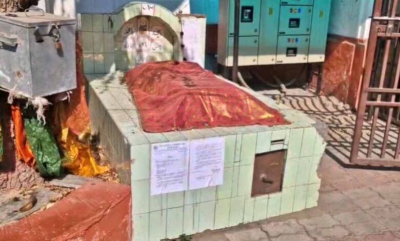 KGMU Illegal Construction, KGMU Mazar Removal Notice, KGMU Bulldozer Action, Lucknow KGMU News, Illegal Mazar Demolition, KGMU Campus Encroachment, Uttar Pradesh Bulldozer News, KGMU Latest Hindi News