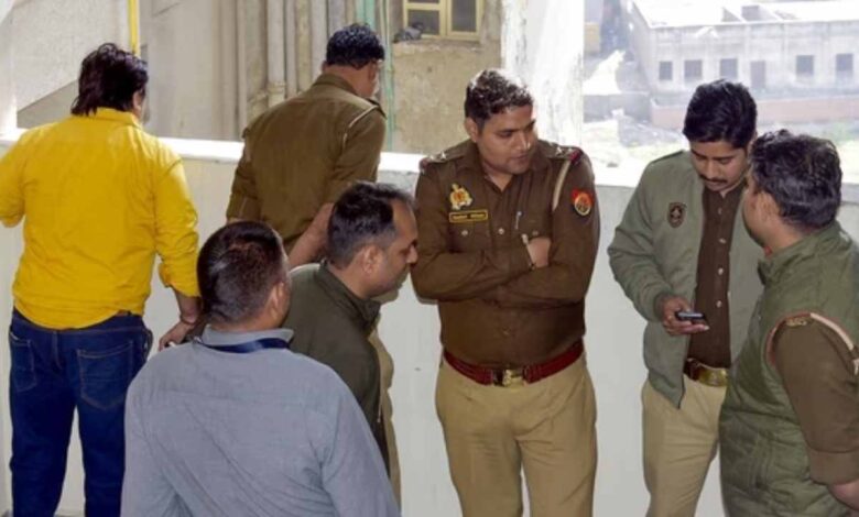 गाजियाबाद आत्महत्या मामला, तीन बहनों की आत्महत्या, गाजियाबाद भारत सिटी सोसायटी, नाबालिग लड़कियों की मौत, यूपी पुलिस जांच, पारिवारिक तनाव आत्महत्या, पिता की तीन शादियां, suicide case ghaziabad hindi news