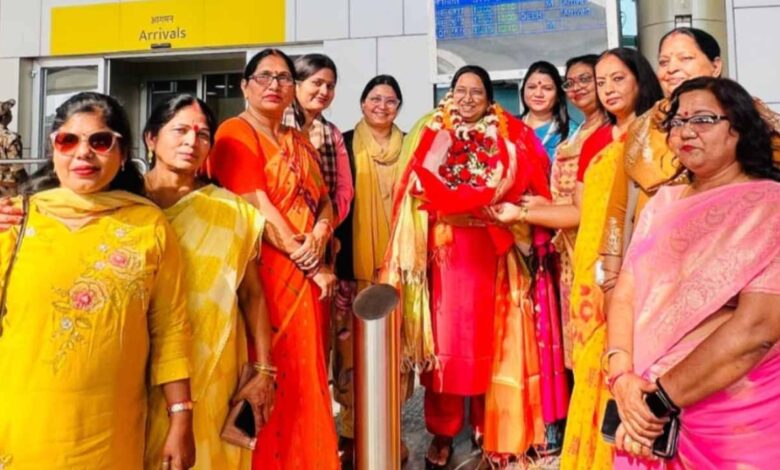 डॉ. सुधा यादव, प्रयागराज भाजपा समाचार, भाजपा महिला मोर्चा, बमरौली एयरपोर्ट प्रयागराज, भाजपा महिला मोर्चा स्वागत, BJP Mahila Morcha Prayagraj, Dr Sudha Yadav BJP, प्रयागराज राजनीतिक खबर, भाजपा महिला शक्ति