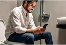 Toilet smartphone use hemorrhoids risk, टॉयलेट पर फोन चलाना नुकसान, बवासीर का खतरा 46 प्रतिशत, PLOS ONE अध्ययन, स्मार्टफोन और स्वास्थ्य, Hemorrhoids causes