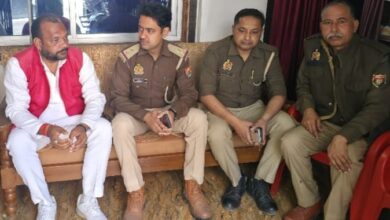 लाल सदरी पुलिस के साथ, हाउस अरेस्ट डीसीसी अध्यक्ष डॉ. नीरज त्रिपाठी)