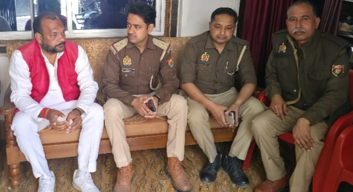 लाल सदरी पुलिस के साथ, हाउस अरेस्ट डीसीसी अध्यक्ष डॉ. नीरज त्रिपाठी)