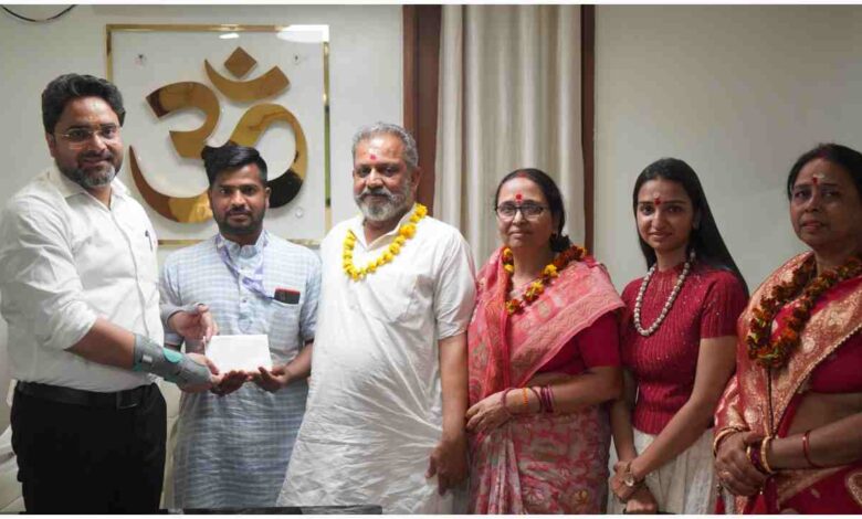 Kashi Vishwanath Dham Refund News, Varanasi temple news, Kashi Vishwanath online payment refund, Pandit Sanjay Pandey honored, Temple administration news