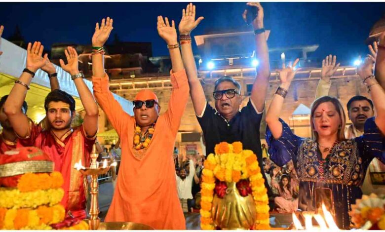 Varanasi News, काशी विश्वनाथ गंगा आरती, शिवमणि ड्रम वादन वाराणसी, Ganga Aarti Varanasi news, Kashi Vishwanath Temple event, Indian classical percussion performance, Har Har Mahadev Varanasi