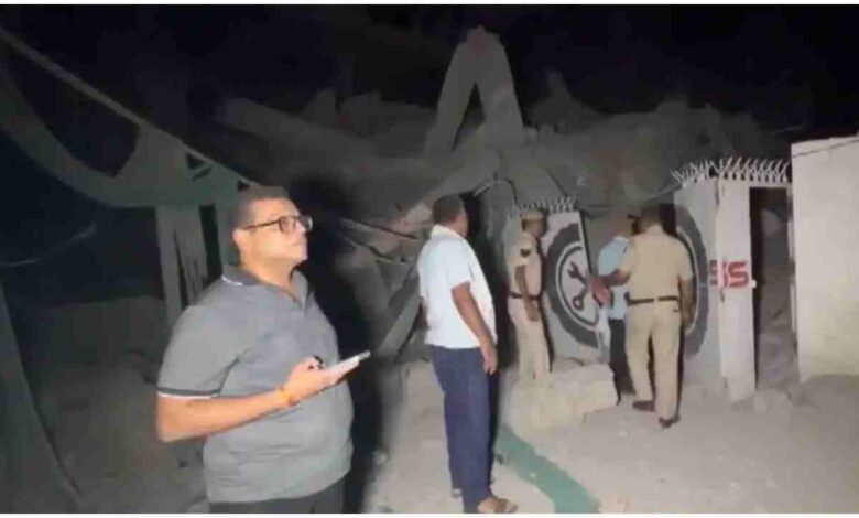 Delhi Saket Building Collapse, साकेत इमारत हादसा, Delhi Building Collapse News, Saket Rescue Operation, दिल्ली पांच मंजिला इमारत गिरी, Delhi Breaking News